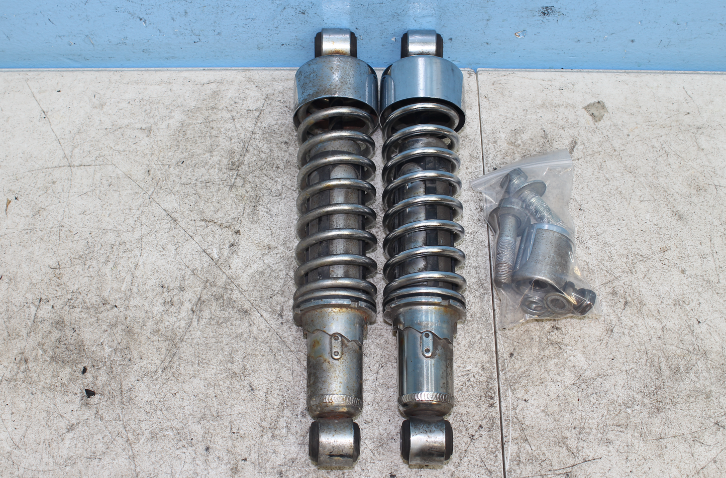 98-03 Harley Sportster Hugger 883 OEM Rear Shock Left Right 54568-92