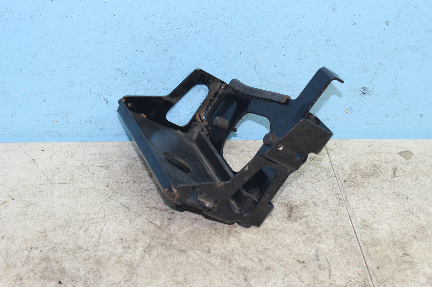 98-03 Harley Sportster Hugger 883 OEM Battery Box Tray 66194-98