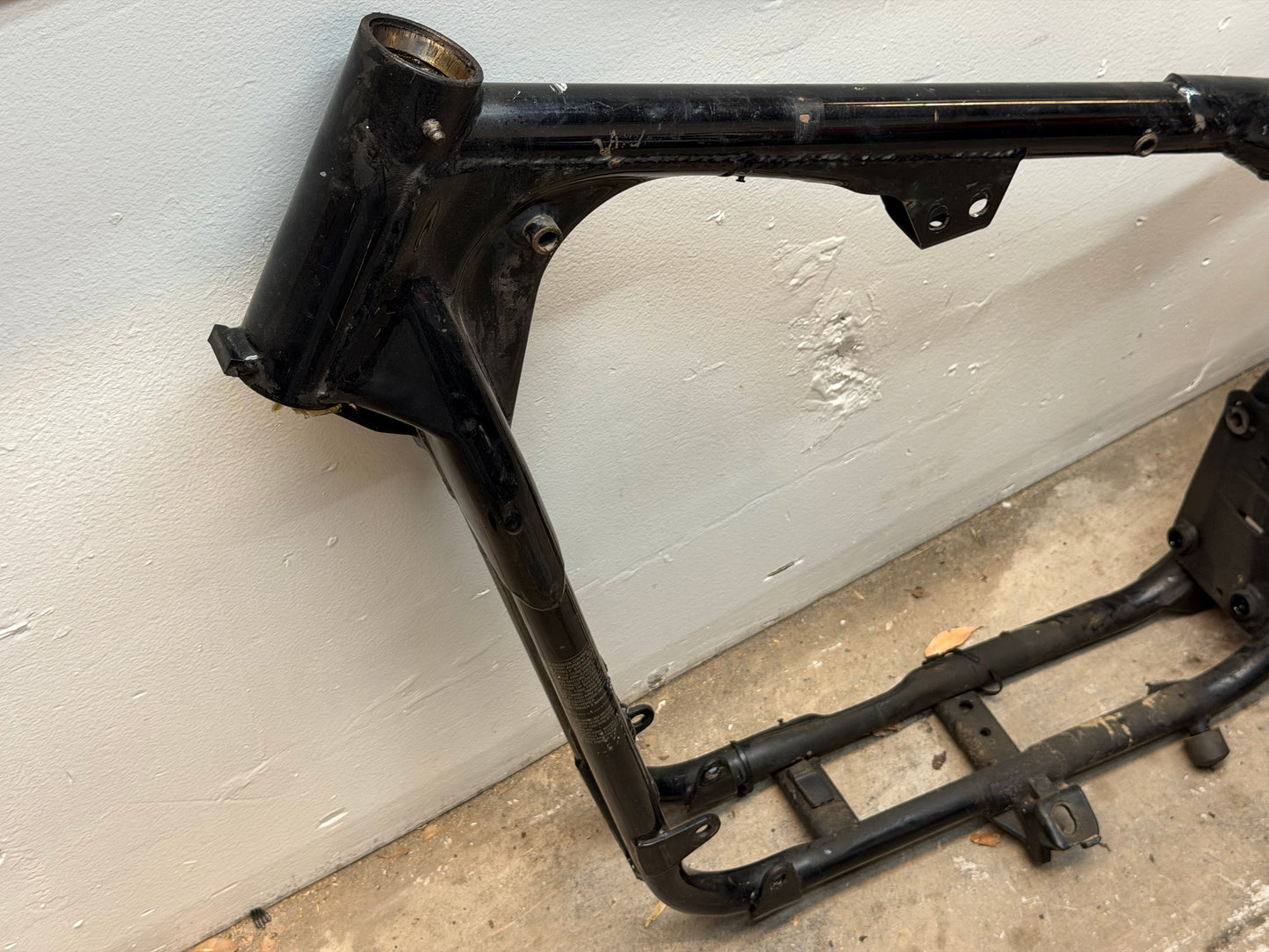 98-03 Harley Sportster Hugger 883 OEM Frame *CLN* 47150-98A