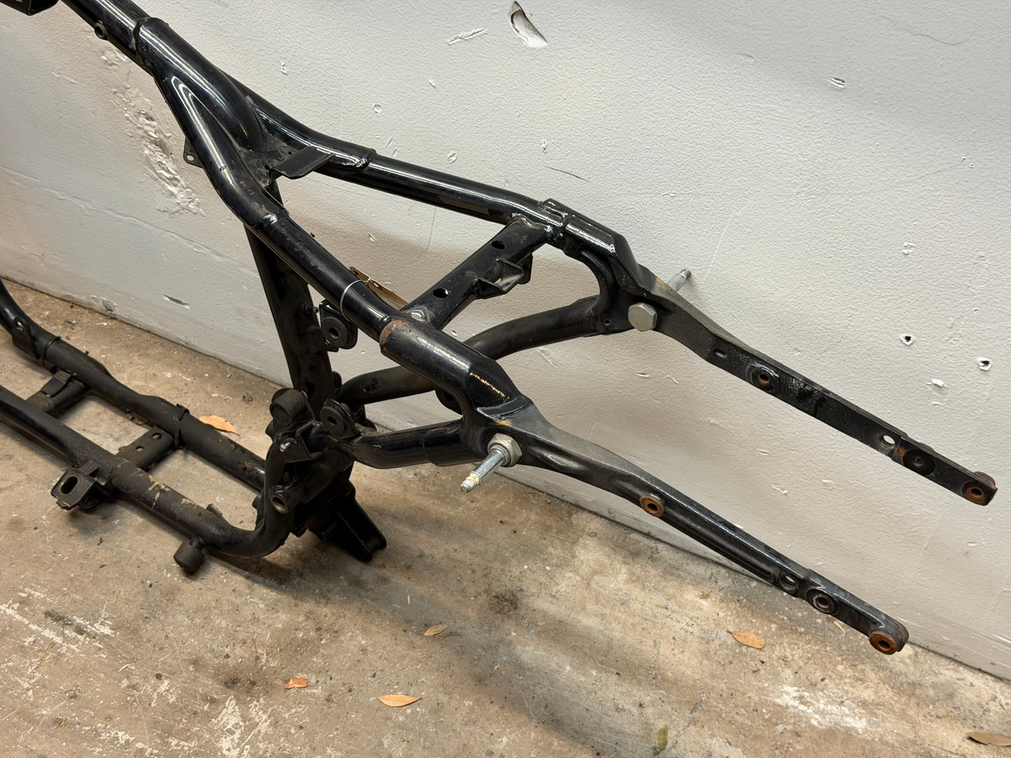 98-03 Harley Sportster Hugger 883 OEM Frame *CLN* 47150-98A