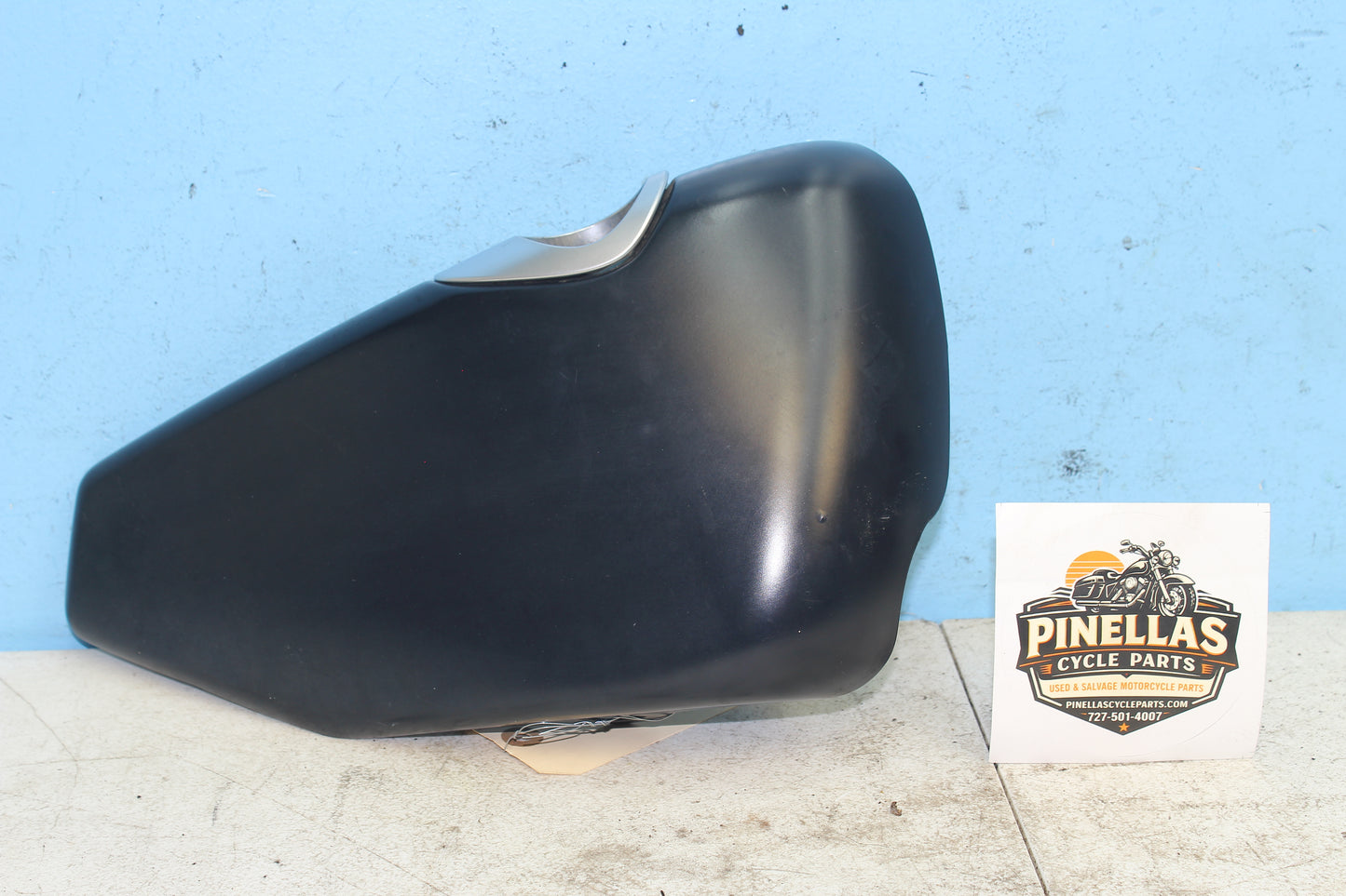 14-22 Harley Sportster Iron XL 883 OEM Oil Tank Right Side Cover 57200092DH