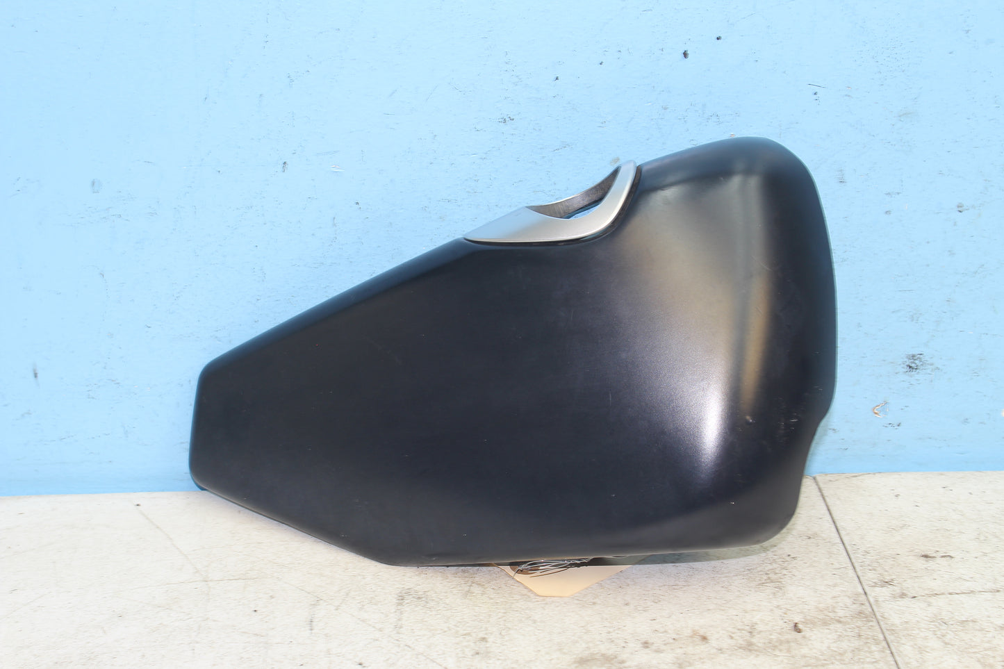 14-22 Harley Sportster Iron XL 883 OEM Oil Tank Right Side Cover 57200092DH