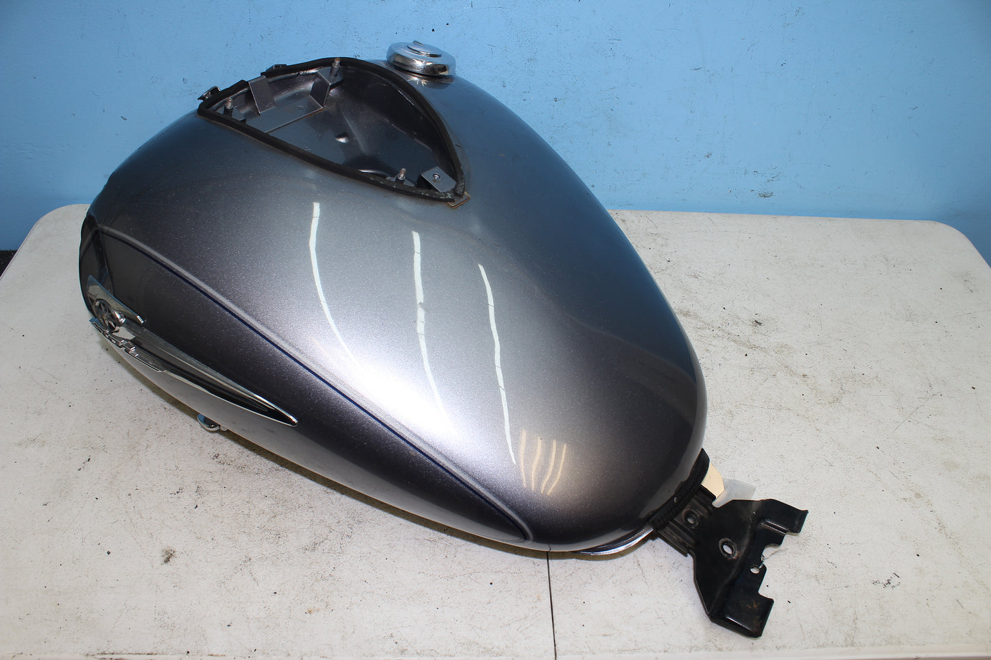 02-09 Yamaha V Star 1100 Silverado OEM Gas Fuel Tank *NO KEY FOR CAP* *DMG*