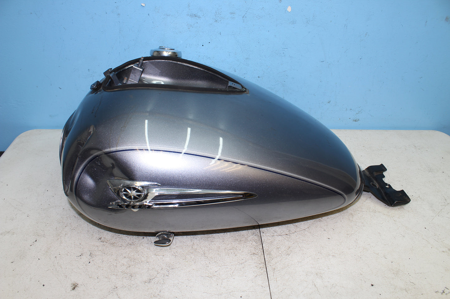 02-09 Yamaha V Star 1100 Silverado OEM Gas Fuel Tank *NO KEY FOR CAP* *DMG*