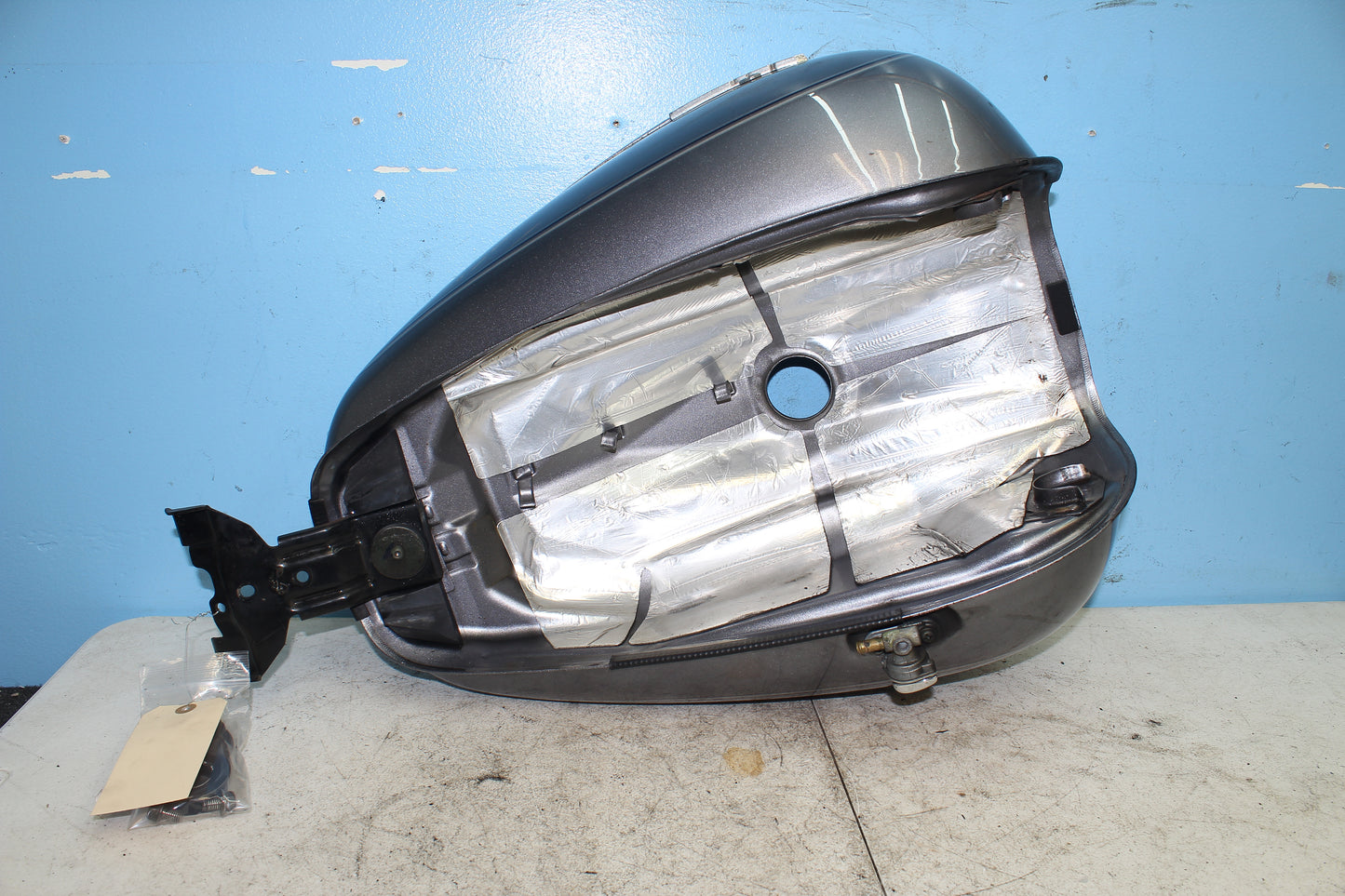 02-09 Yamaha V Star 1100 Silverado OEM Gas Fuel Tank *NO KEY FOR CAP* *DMG*