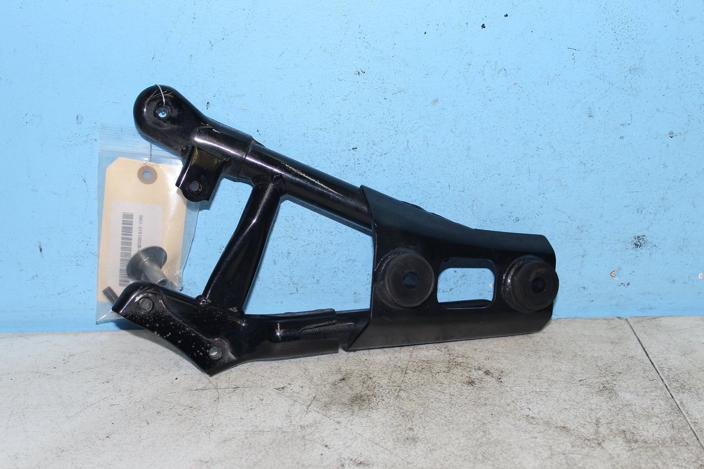 01-04 Suzuki Intruder Volusia VL800 Exhaust Mount Bracket Muffler 14410-41F01