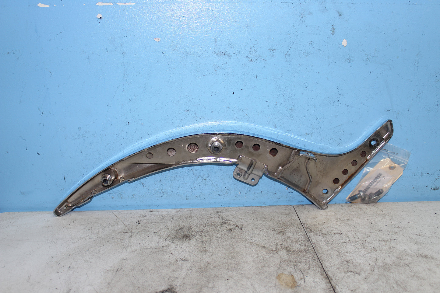 01-04 Suzuki Intruder Volusia VL800 OEM Left Rear Frame Grip Strut Fender Mount