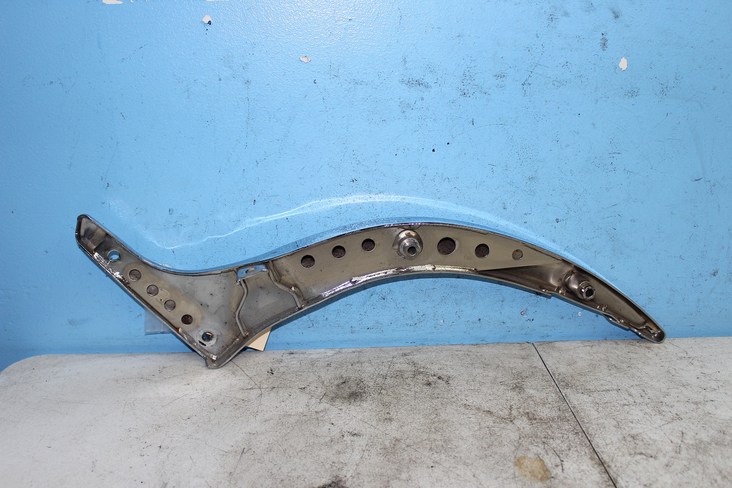 01-04 Suzuki Intruder Volusia VL800 OEM Right Rear Frame Grip Strut Fender Mount