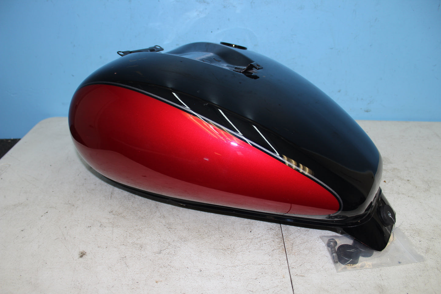 01-04 Suzuki Intruder Volusia VL800 Fuel Gas Tank *SMALL DENT* 44100-41F00-33J