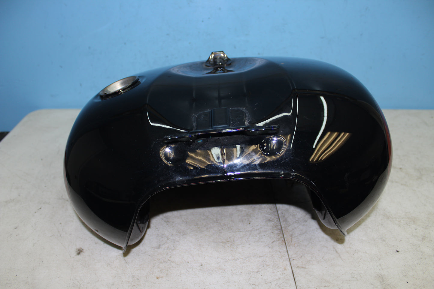 01-04 Suzuki Intruder Volusia VL800 Fuel Gas Tank *SMALL DENT* 44100-41F00-33J