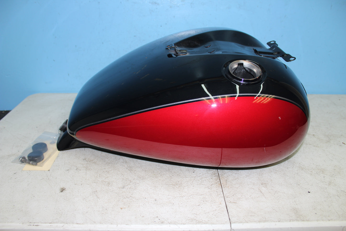 01-04 Suzuki Intruder Volusia VL800 Fuel Gas Tank *SMALL DENT* 44100-41F00-33J