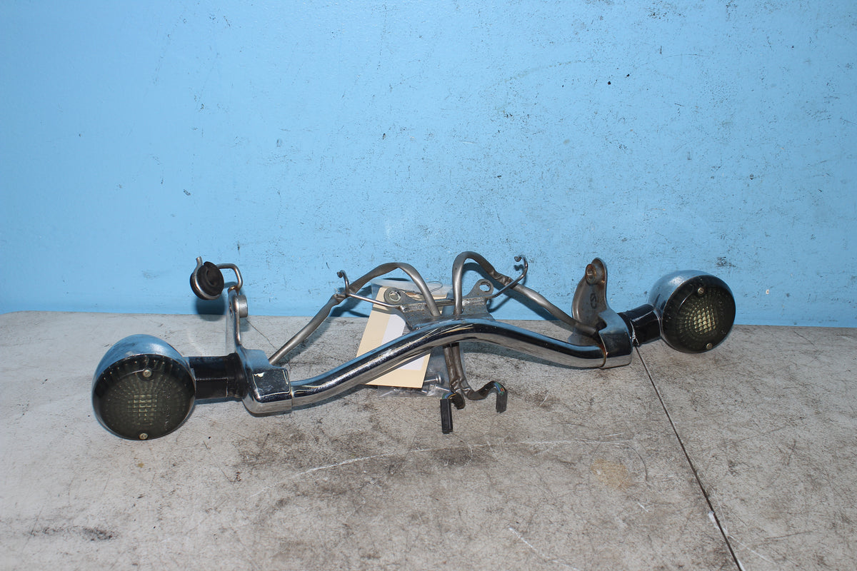 06-26 Kawasaki Vulcan VN900B Classic Front Turn Signals Light Lamp Bar *DMG*