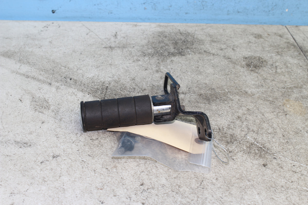 05-09 Suzuki Boulevard VL800 C50 Left Passenger Foot Peg Rear Rest Mount