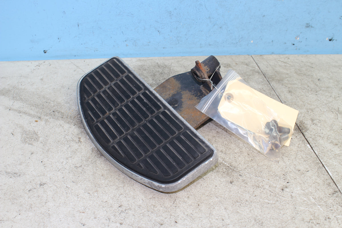 05-08 Suzuki Boulevard VL800 C50 Right Floorboard Front Driver Foot Rest