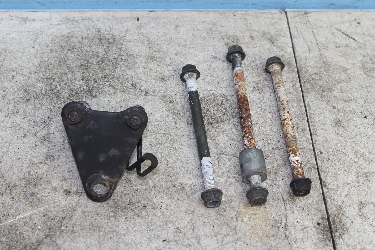 01-25 Suzuki Boulevard VL800 C50 Engine Mount Motor Transmission Bolt Backet