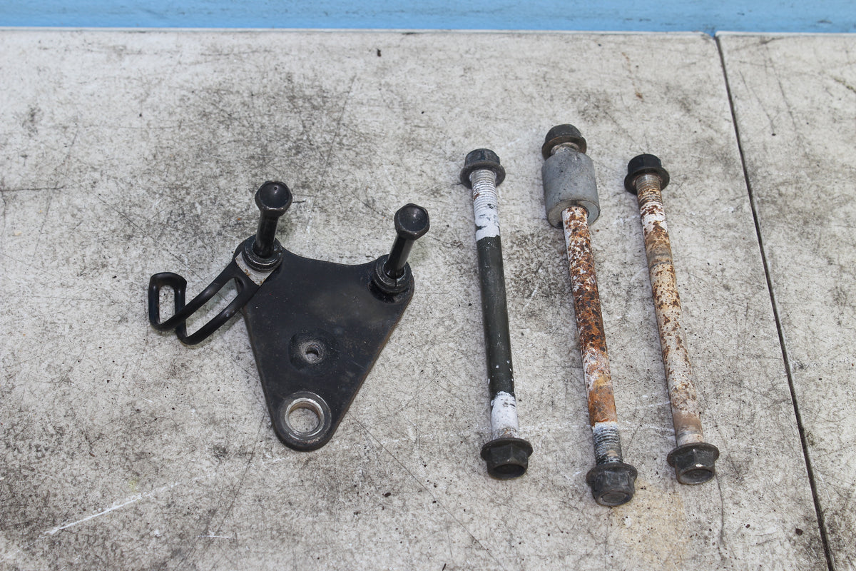 01-25 Suzuki Boulevard VL800 C50 Engine Mount Motor Transmission Bolt Backet