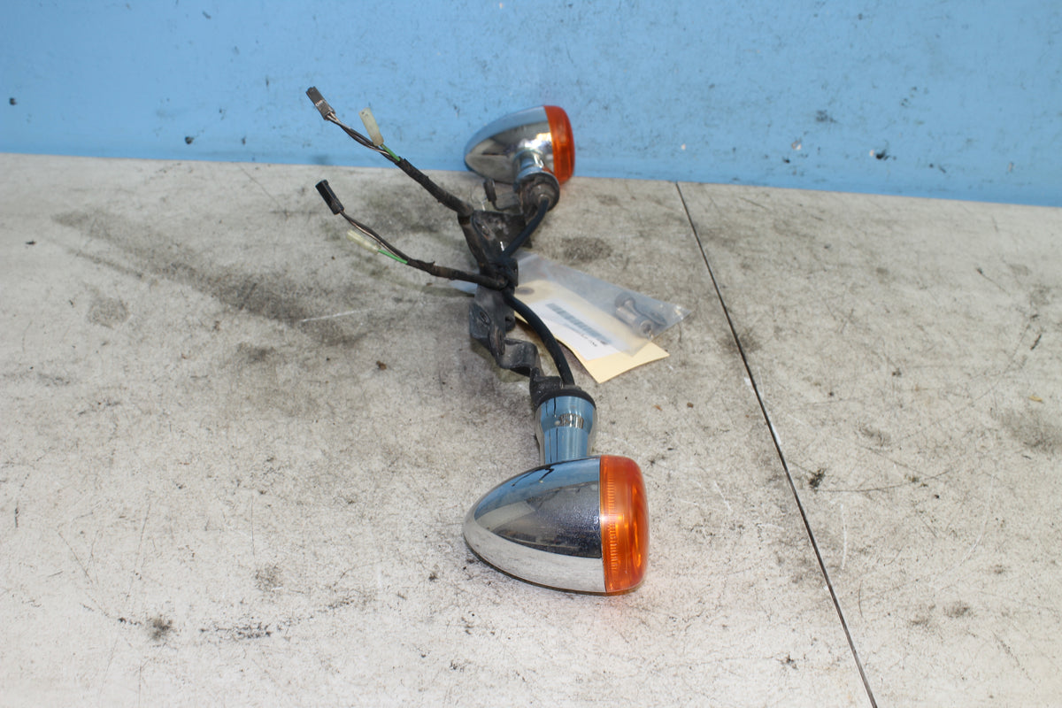 04-25 Suzuki Boulevard VL800 C50 Front Turn Signal Light Bar Mount Left Right