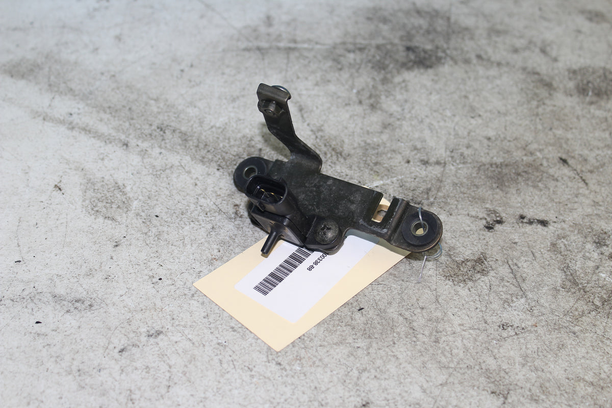 99-07 Suzuki GSX1300R Hayabusa Map Sensor w/ Bracket Air Pressure 079800-4990