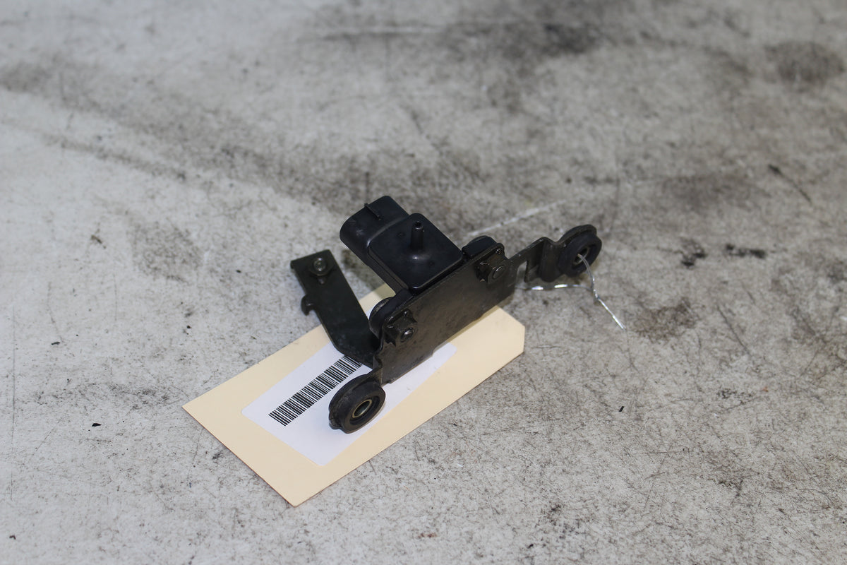 99-07 Suzuki GSX1300R Hayabusa Map Sensor w/ Bracket Air Pressure 079800-4990