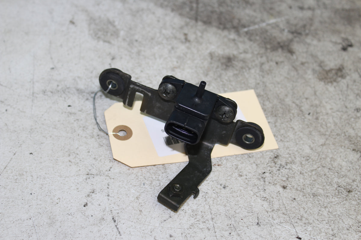99-07 Suzuki GSX1300R Hayabusa Map Sensor w/ Bracket Air Pressure 079800-4990
