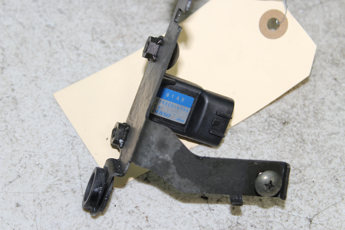 99-07 Suzuki GSX1300R Hayabusa Map Sensor w/ Bracket Air Pressure 079800-4990